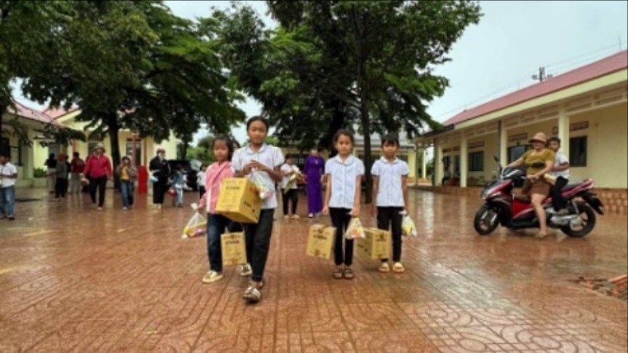Sau khi được cải tạo, nâng cấp, điểm trường Buôn D'Ham, Trường tiểu học Ea Bông đã khang trang, sạch đẹp trong niềm vui của các em học sinh. (Ảnh: BẢO TRUNG) 333333-3-7471.jpg