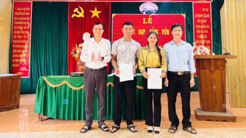 Quần chúng ưu tú Kha Văn Tú và Lương Thị Kim trong Lễ kết nạp Đảng vào tháng 5/2025. (Ảnh: Đoàn xã thị trấn Thạch Giám)