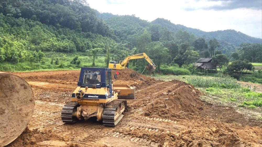Nhà thầu Tập đoàn Đèo Cả dọn dẹp, san gạt mặt bằng phục vụ thi công cầu Thanh Mai. 8-001-8256.jpg
