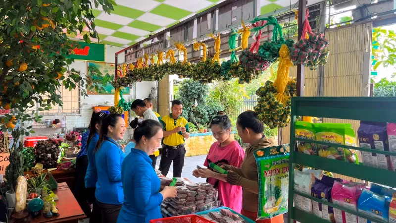 Khách mua nem Lai Vung tại cơ sở sản xuất nem Hoàng Khánh, xã Lai Vung, tỉnh Đồng Tháp.