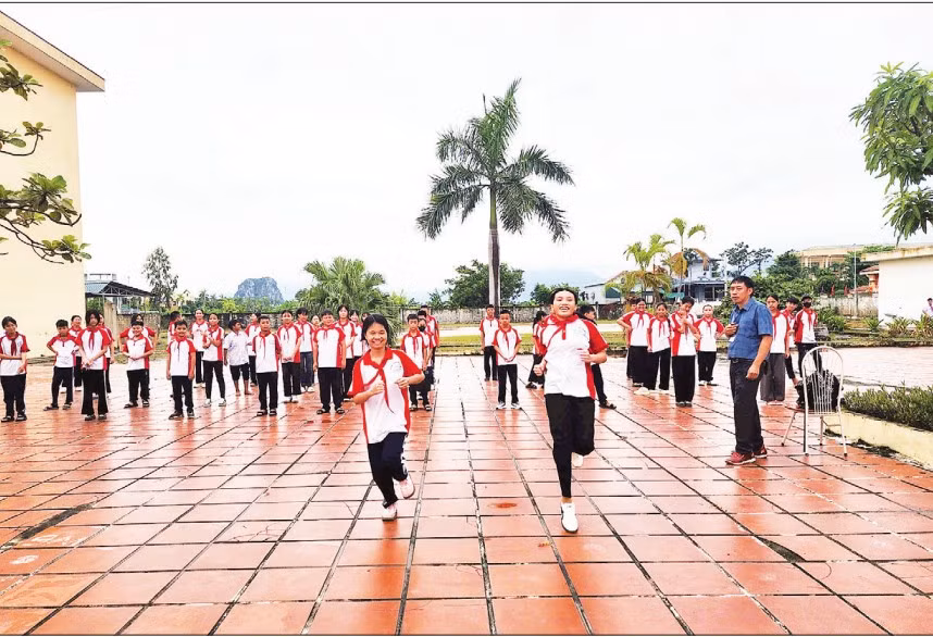 Giờ học môn Giáo dục thể chất của học sinh Trường trung học cơ sở Phương Nam (phường Yên Tử, tỉnh Quảng Ninh).