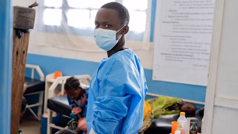 Nhân viên y tế điều trị cho bệnh nhân mắc Ebola tại bệnh viện ở Rwampara, Cộng hòa Dân chủ Congo. (Ảnh: THX/TTXVN)