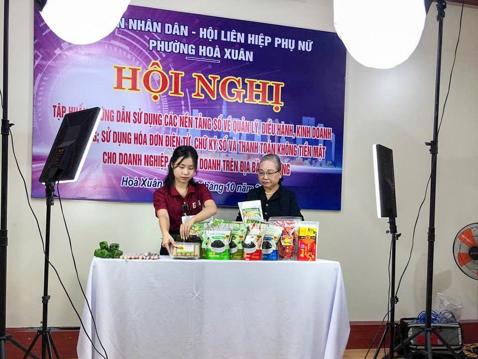 Bà Trần Thị Thông (75 tuổi) tham gia tập huấn kinh doanh trên nền tảng số.