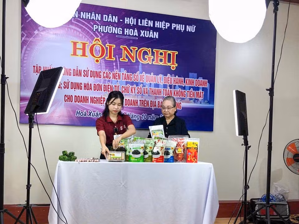 Bà Trần Thị Thông (75 tuổi) tham gia tập huấn kinh doanh trên nền tảng số.