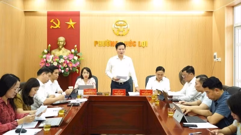 Ban Chấp hành Đảng bộ phường Phúc Lợi (mới) vận hành hội nghị thử nghiệm. (Ảnh: HIỀN LƯƠNG)