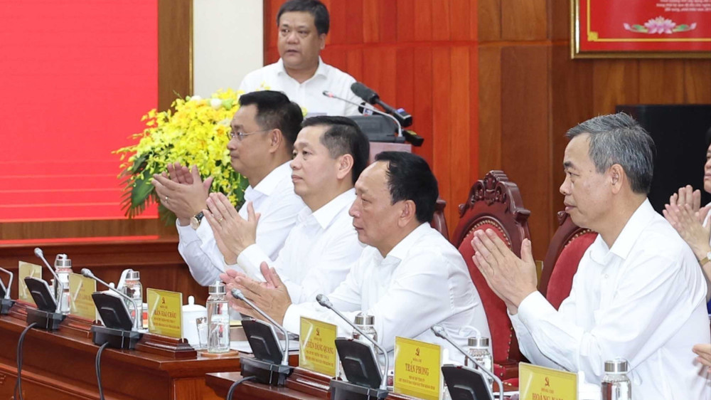 Các đại biểu tham dự buổi làm việc. (Ảnh: Thống Nhất/TTXVN) vna-potal-tong-bi-thu-to-lam-lam-viec-voi-ban-thuong-vu-tinh-uy-quang-binh-va-ban-thuong-vu-tinh-uy-quang-tri-8112027-2452.jpg