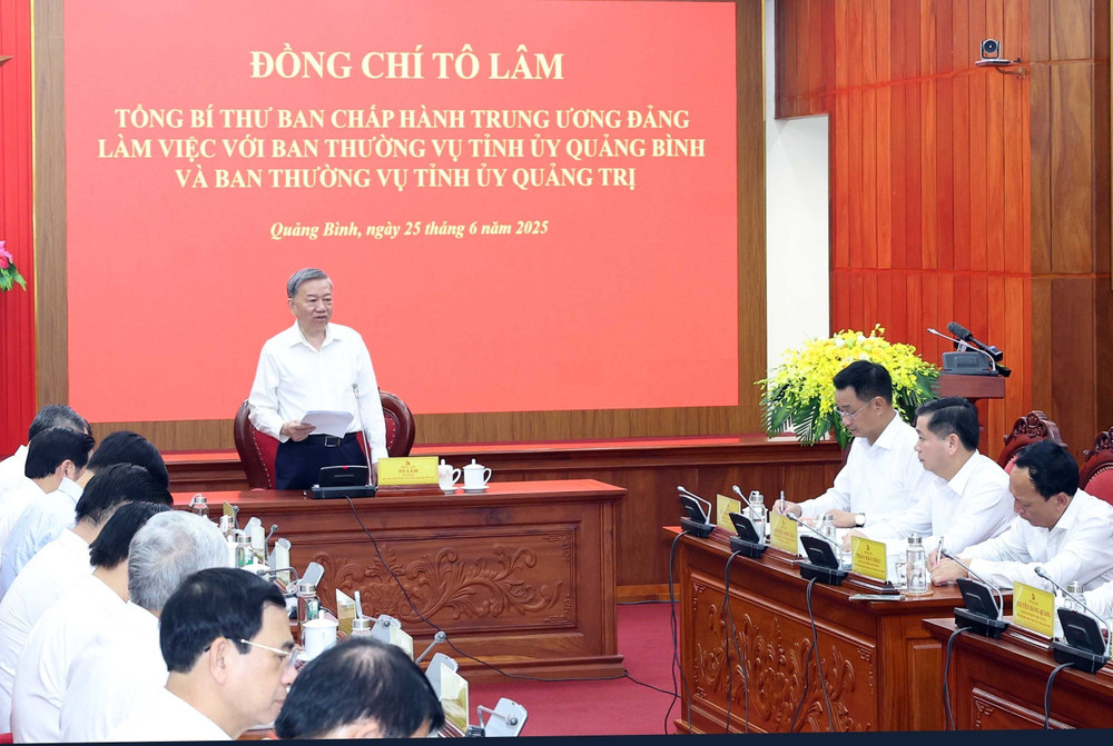 Tổng Bí thư Tô Lâm chủ trì buổi làm việc. (Ảnh: Thống Nhất/TTXVN) vna-potal-tong-bi-thu-to-lam-lam-viec-voi-ban-thuong-vu-tinh-uy-quang-binh-va-ban-thuong-vu-tinh-uy-quang-tri-8112018-1.jpg