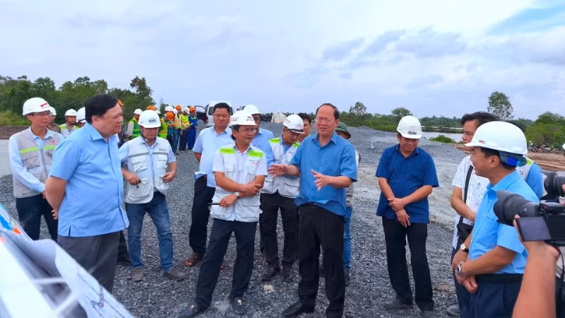 Bí thư Tỉnh ủy Cà Mau Nguyễn Hồ Hải (áo sơ mi xanh ở giữa) kiểm tra và đốc thúc tiến độ xây dựng đường cao tốc, đoạn qua địa phận tỉnh Cà Mau.