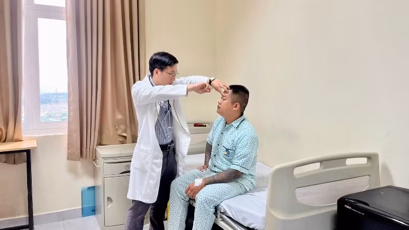 Bác sĩ tại Bệnh viện đa khoa Xuyên Á thăm khám cho anh B. sau khi bị đột quỵ.