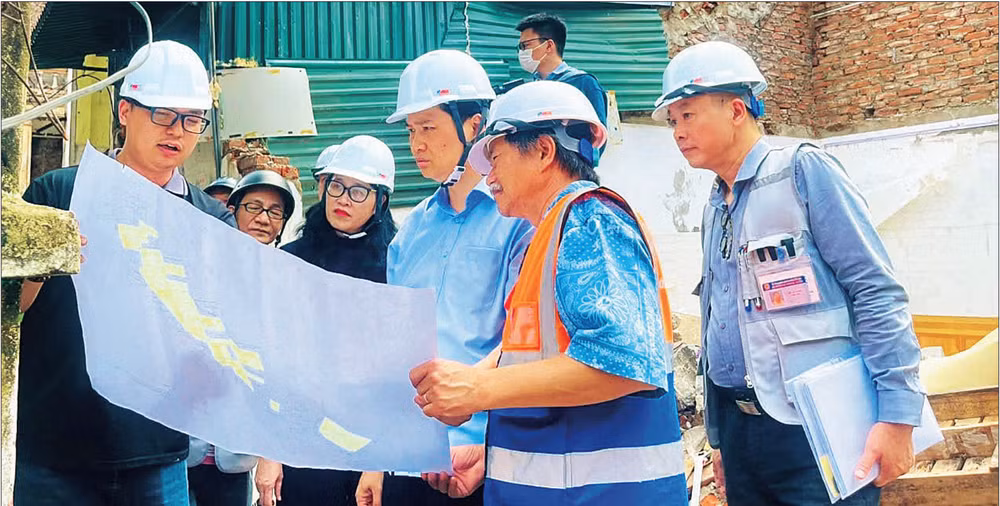 Lãnh đạo phường Yên Hòa (thành phố Hà Nội) thường xuyên kiểm tra hiện trường, nắm bắt tiến độ chỉ đạo tháo gỡ khó khăn phát sinh trong quá trình triển khai công tác giải phóng mặt bằng đường vành đai 2,5 (Ảnh KIM QUYÊN)