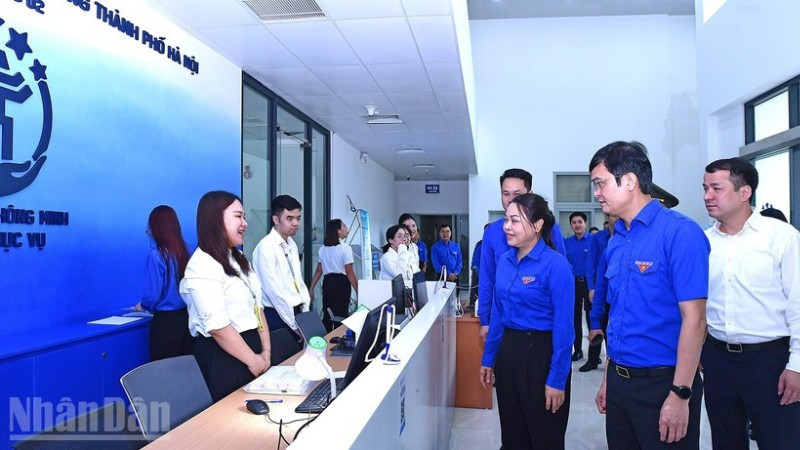 Các đồng chí đại diện lãnh đạo ban, bộ, ngành, đoàn thể thăm, động viên cán bộ, công chức, tình nguyện viên tại Trung tâm phục vụ hành chính công thành phố Hà Nội (phường Cầu Giấy).