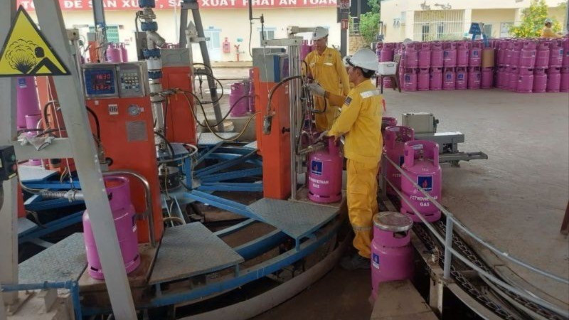Công nhân chiết nạp gas tại Thành phố Hồ Chí Minh.