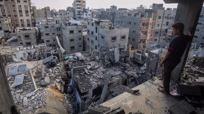 Những ngôi nhà của người Palestine bị phá hủy sau vụ không kích của Israel xuống trại tị nạn al-Shati, phía Tây thành phố Gaza, ngày 4/7/2025. (Ảnh: THX/TTXVN)