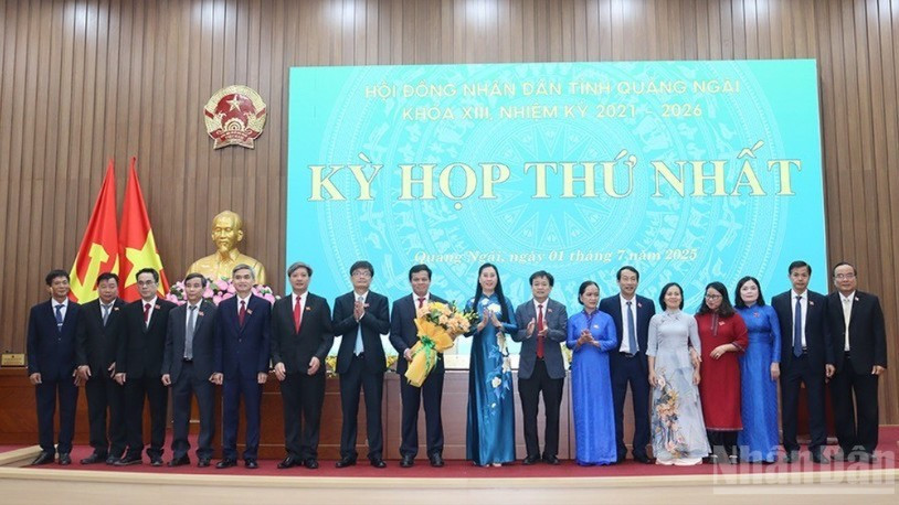 Bí thư Tỉnh ủy Quảng Ngãi Bùi Thị Quỳnh Vân tặng hoa chúc mừng lãnh đạo Hội đồng nhân dân tỉnh và các Ban Hội đồng nhân dân tỉnh Quảng Ngãi.