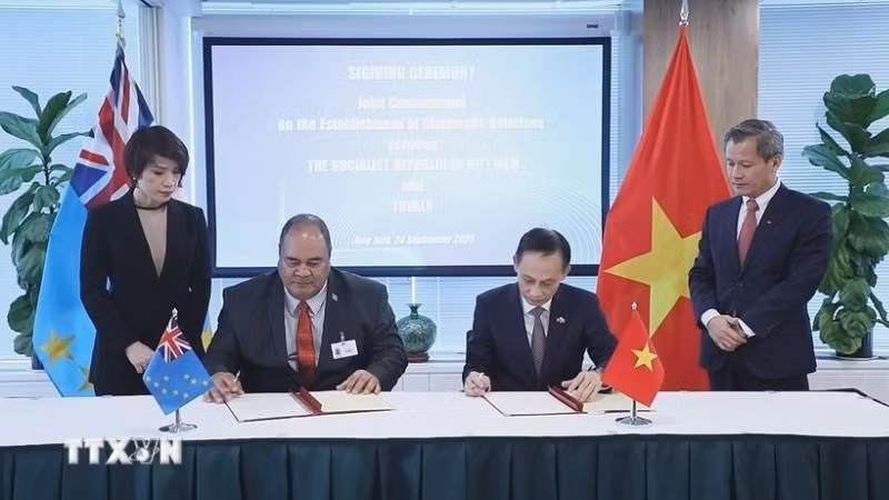 Quyền Bộ trưởng Ngoại giao Lê Hoài Trung và Bộ trưởng Ngoại giao, Lao động và Thương mại Paulson Panapa ký Thông cáo chung thiết lập quan hệ ngoại giao giữa hai nước. (Ảnh: THANH TUẤN/TTXVN)