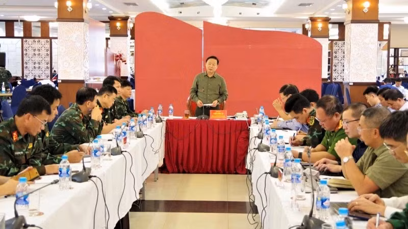 Phó Thủ tướng Chính phủ Trần Hồng Hà chủ trì họp đánh giá tình hình sau khi bão số 10 đổ bộ.