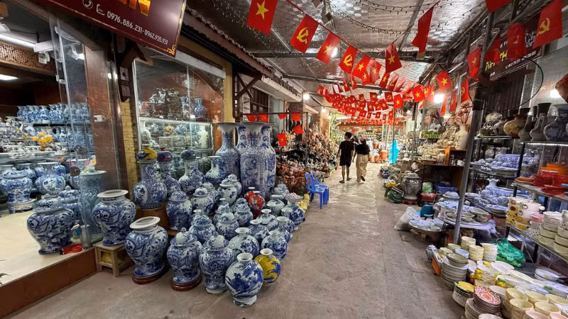 Đổi mới thiết kế mở ra cơ hội phát triển cho làng nghề gốm Bát Tràng. (Ảnh: NGỌC LIÊN)