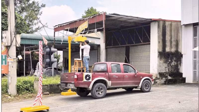 Nhóm nghiên cứu của kỹ sư Lưu Xuân Bình thử nghiệm thiết bị đo đạc thể tích vật liệu trên xe tải.