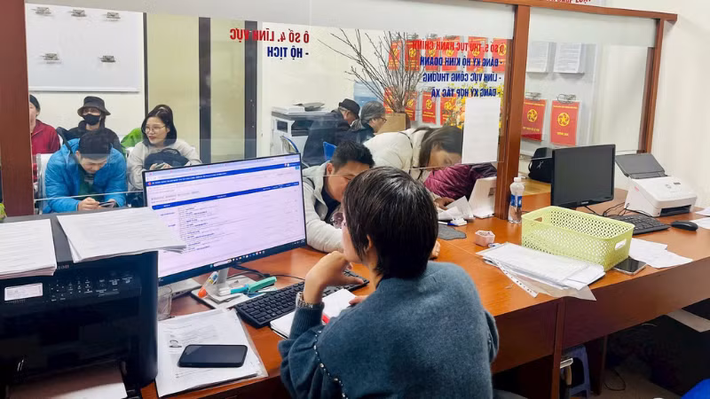 Người dân làm thủ tục hành chính và nhận kết quả trực tuyến tại phường Định Công, thành phố Hà Nội. (Ảnh HẢI MINH)