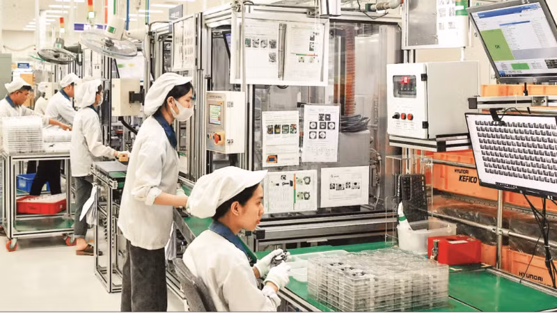 Công nhân làm việc trong nhà máy của Công ty TNHH Hyundai Kefico Việt Nam, Khu công nghiệp Đại An, thành phố Hải Phòng. (Ảnh ĐĂNG ANH)