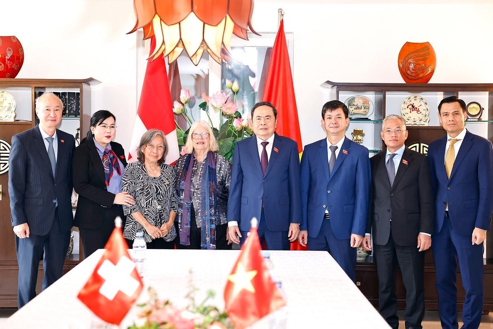 Chủ tịch Quốc hội Trần Thanh Mẫn và Chủ tịch Hội hữu nghị Thụy Sĩ-Việt Nam Anjuska Marija Weil chụp ảnh chung với các đại biểu. (Ảnh: Doãn Tấn/TTXVN) vna-potal-chu-tich-quoc-hoi-tran-thanh-man-tiep-chu-tich-hoi-huu-nghi-thuy-si-viet-nam-8176630.jpg