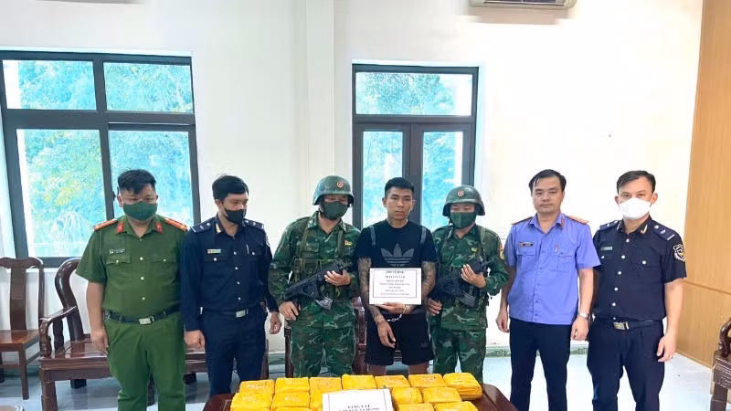 Đối tượng và tang vật vụ án.