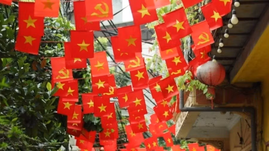 Những con ngõ nhỏ của Thủ đô Hà Nội rực rỡ sắc đỏ màu cờ Tổ quốc dịp Quốc khánh 2/9. (Ảnh: Quốc Khánh/TTXVN)