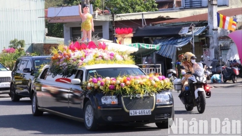 Đoàn xe cung tiễn xá lợi Đức Phật Thích Ca Mâu Ni rời chùa Quán Thế Âm ra Sân bay quốc tế Đà Nẵng, chiều 2/6. (Ảnh: ANH ĐÀO)