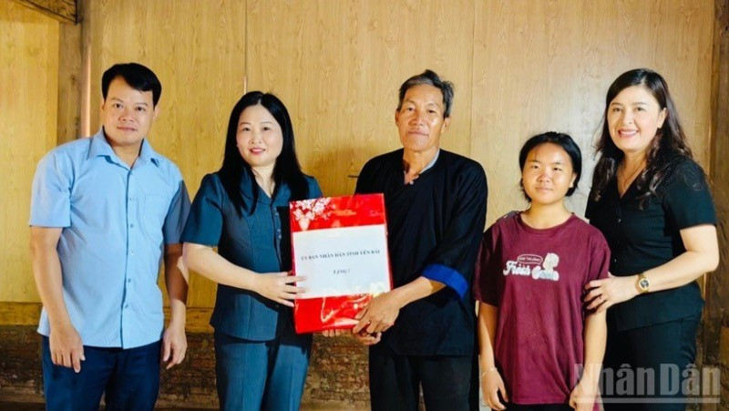 Lãnh đạo tỉnh Yên Bái trao quà cho người dân xã Lao Chải, huyện Mù Cang Chải. (Ảnh THANH SƠN)