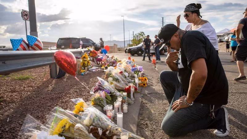 Người dân tưởng nhớ các nạn nhân gần hiện trường vụ xả súng ở El Paso, Texas, Mỹ, ngày 4/8/2019. (Ảnh: Tân Hoa xã)