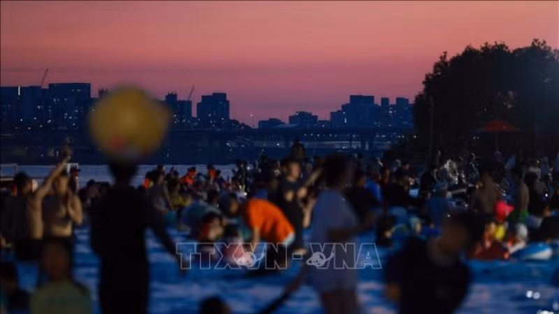 Người dân giải nhiệt tại công viên nước ở Seoul ngày 27/7/2025. (Ảnh: Yonhap/TTXVN)