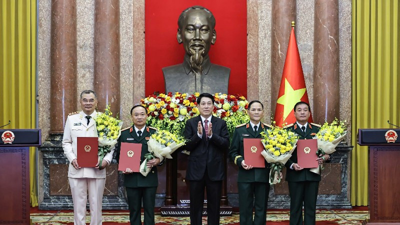 Chủ tịch nước Lương Cường trao quyết định thăng quân hàm, cấp bậc hàm cho sĩ quan cấp cao Quân đội và Công an.