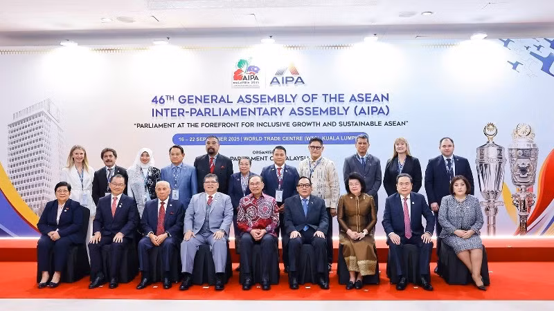 Chủ tịch Quốc hội Trần Thanh Mẫn chụp ảnh chung với Thủ tướng Malaysia Anwar Ibrahim và các Trưởng đoàn. (Ảnh: Doãn Tấn/TTXVN) 