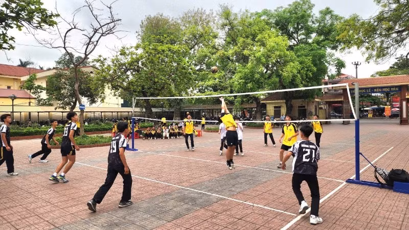 Giờ học môn Giáo dục thể chất của học sinh Trường trung học phổ thông Tống Văn Trân (tỉnh Ninh Bình).