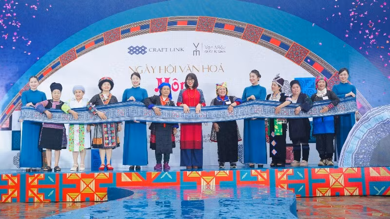 8 nhóm Mông đến từ Cao Bằng, Lào Cai, Tuyên Quang, Điện Biên, Phú Thọ, Nghệ An làm nghi thức khai mạc ngày hội. 