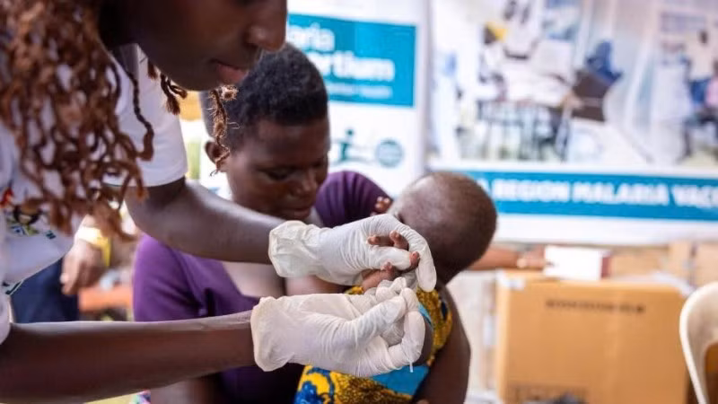 Nhân viên y tế tiêm vaccine sốt rét cho trẻ ở Uganda.