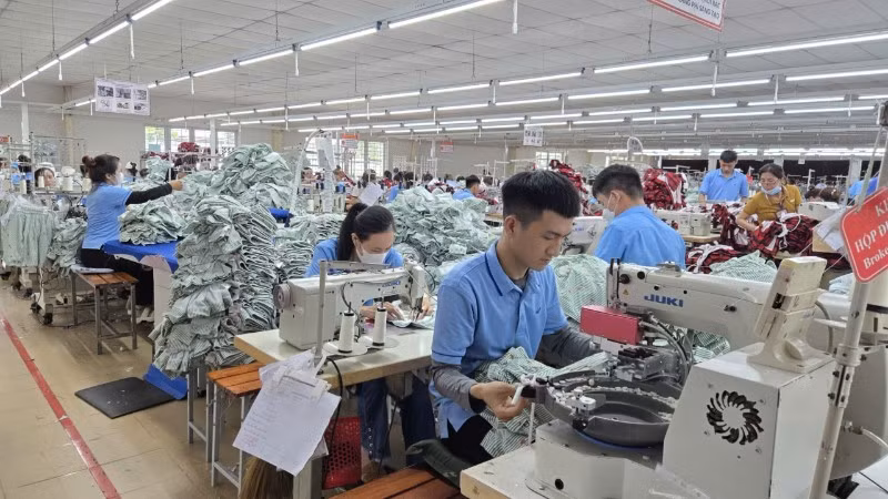 Sản xuất may mặc tại Nhà máy may Hòa Thọ (Quảng Ngãi). (Ảnh: MINH DŨNG)