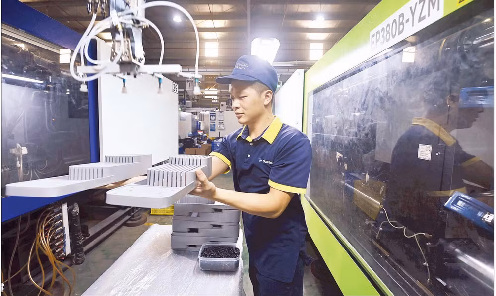 Sản xuất sản phẩm đồ nhựa xuất khẩu tại nhà máy của Công ty cổ phần Nhựa Tân Phú. (Ảnh: ĐĂNG ANH)