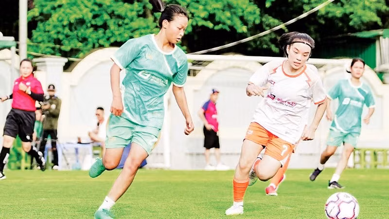 Câu lạc bộ SHB (áo trắng) vô địch Giải bóng đá nữ 7 người Queen League S1 năm 2024.