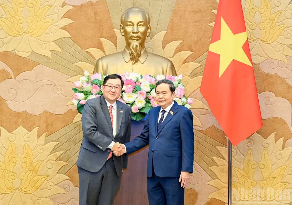 Chủ tịch Quốc hội Trần Thanh Mẫn chúc mừng Đại sứ Malaysia Tan Yang Thai hoàn thành nhiệm kỳ công tác tại Việt Nam. (Ảnh: DUY LINH)