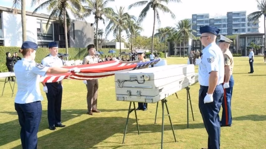 Lễ trao trả hài cốt quân nhân Hoa Kỳ mất tích trong chiến tranh ở Việt Nam, diễn ra tại Đà Nẵng.