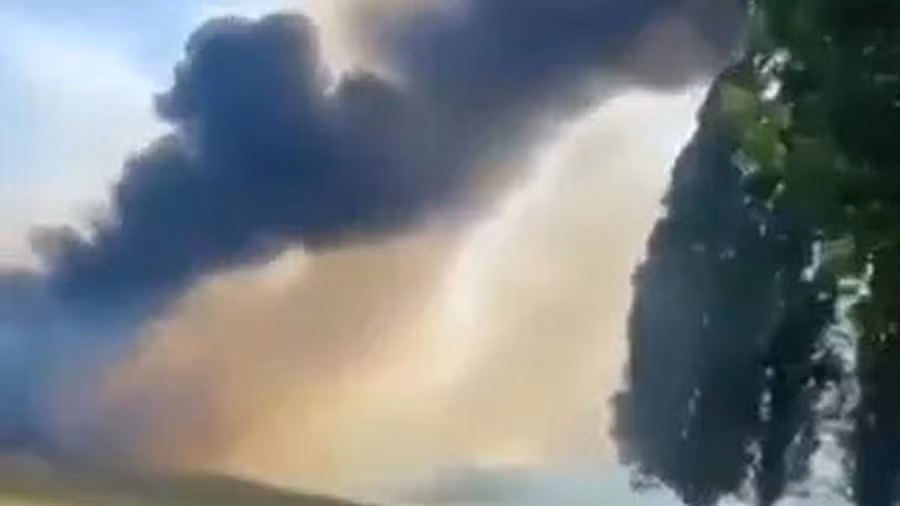 Khói đen bốc cao từ hiện trường chiếc máy bay bị rơi. (Ảnh: The Sun)