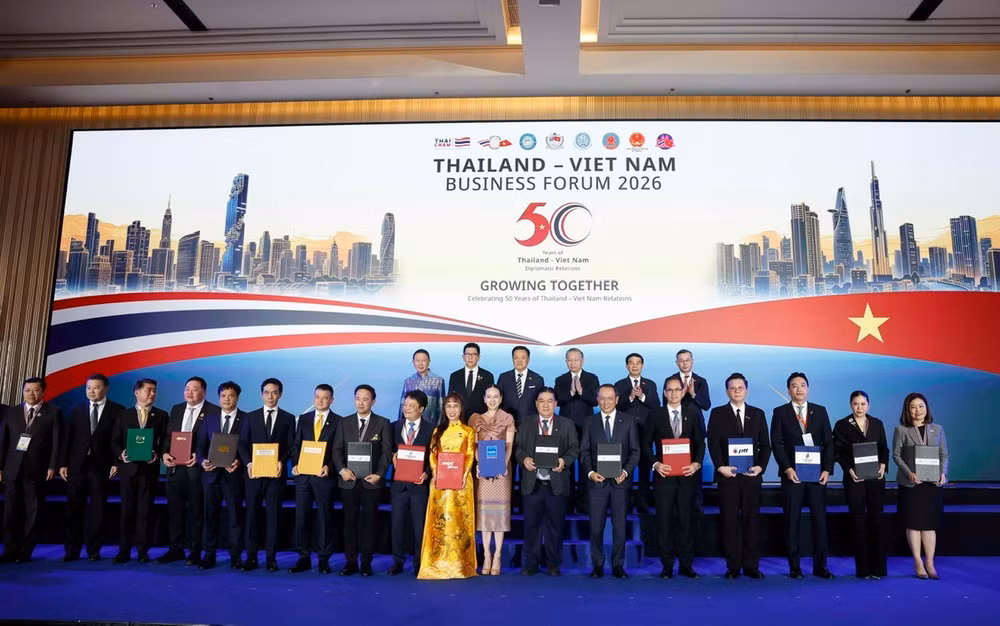 Tổng Bí thư, Chủ tịch nước Tô Lâm và Thủ tướng Thái Lan Anutin Charnvirakul chứng kiến trao các thỏa thuận hợp tác giữa doanh nghiệp hai nước. (Ảnh: TTXVN)