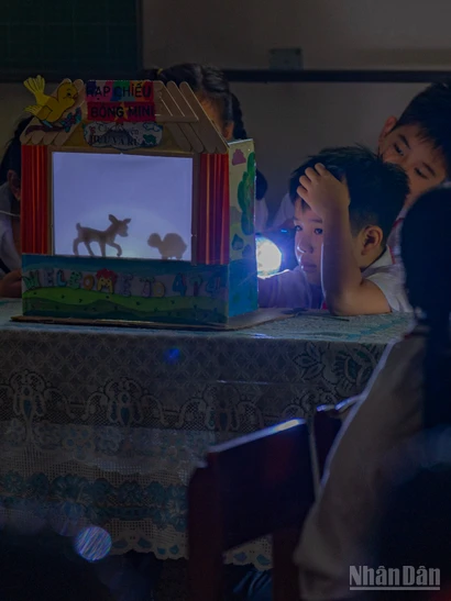 Lớp học STEAM đặc biệt với các học liệu được tái chế từ thùng, bìa carton tại trường tiểu học Lý Tự Trọng, thành phố Đà Nẵng.