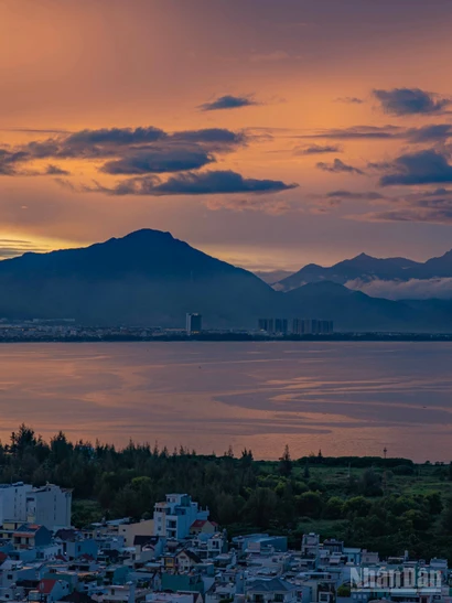 Cung đường Nguyễn Tất Thành, Đà Nẵng mang một vẻ đẹp hùng vĩ và huy hoàng trong ánh hoàng hôn.