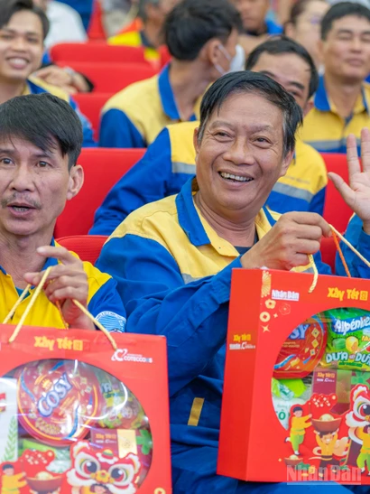 Hàng trăm phần quà ý nghĩa đón năm mới đã được trao tặng tới tận tay các công nhân.