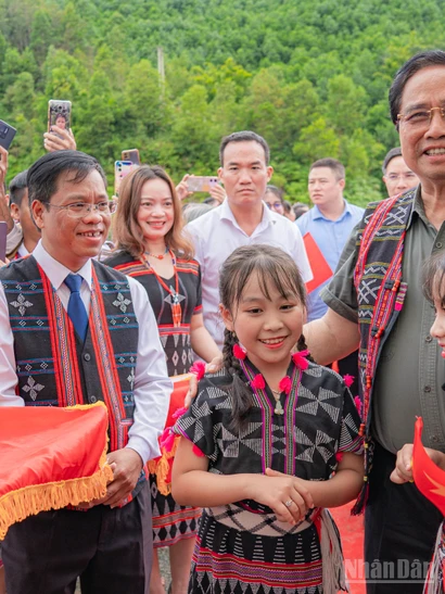 Ảnh - Trang 1 Thủ Tướng Phạm Minh Chính Và Bà Con, Giáo Viên Và Học Sinh Xã Tây Giang.