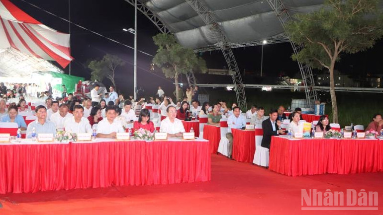 Các đại biểu tham dự ngày hội bánh dân gian Nam Bộ. ndo_br_a2-1.jpg