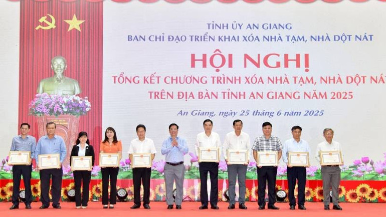Đồng chí Hồ Văn Mừng, Chủ tịch Ủy ban nhân dân tỉnh An Giang trao bằng khen cho các cá nhân, tập thể có thành tích xuất sắc. am.jpg