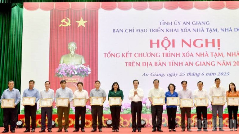 Đồng chí Lê Hồng Quang, Bí thư Tỉnh ủy An Giang trao bằng khen cho các cá nhân, tập thể có thành tích xuất sắc. ndo_br_anh-gui.jpg